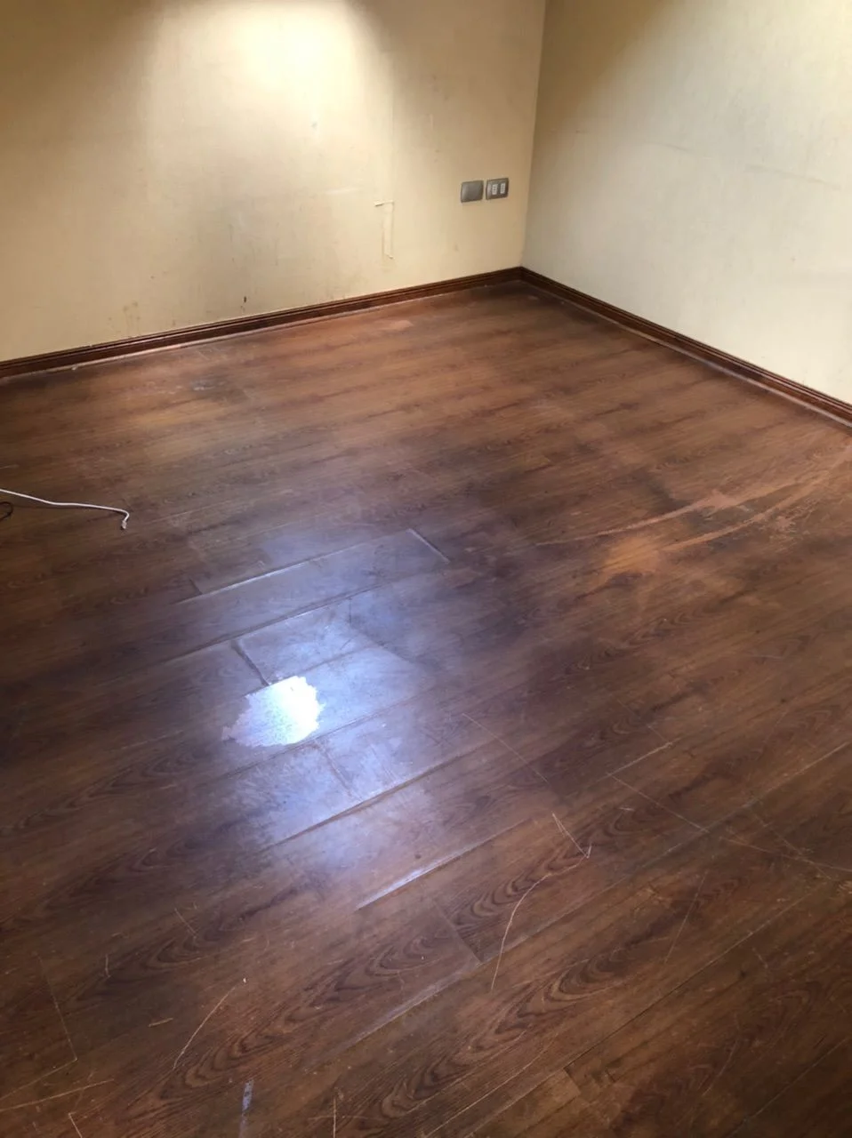 Piso antes de la limpieza